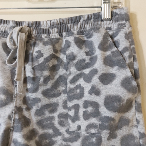 Lucky Brand Grey Leopard Print Small Drawstring Comfy Loungewer Sweat Shorts - Picture 2 of 12